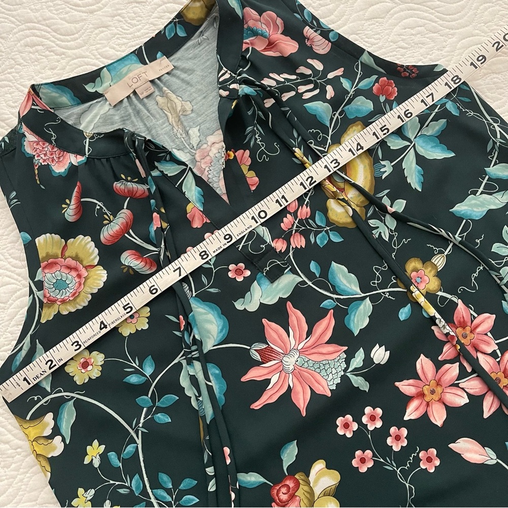3/$21 | LOFT Floral Sleeveless Top Size MP - Picture 7 of 13
